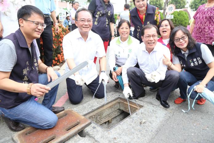 ▲嘉義副縣長吳芳銘帶領鄉長、縣議員一起為「菸灰菸蒂不落地」誓師。（圖／嘉義縣政府提供 , 2018.06.07）