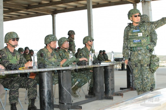 國防部副參謀總長潘進隆中將7日在保力山訓場視導「地空整體作戰」操演。(軍聞社記者李忠軒攝)