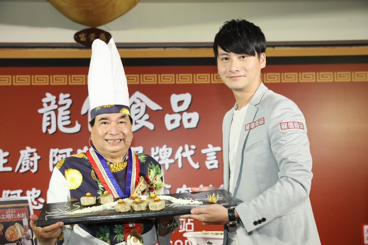 ▲邱孟昊（右）主持記者會。左為阿忠師。（圖／龍信食品提供，2018.06.07）