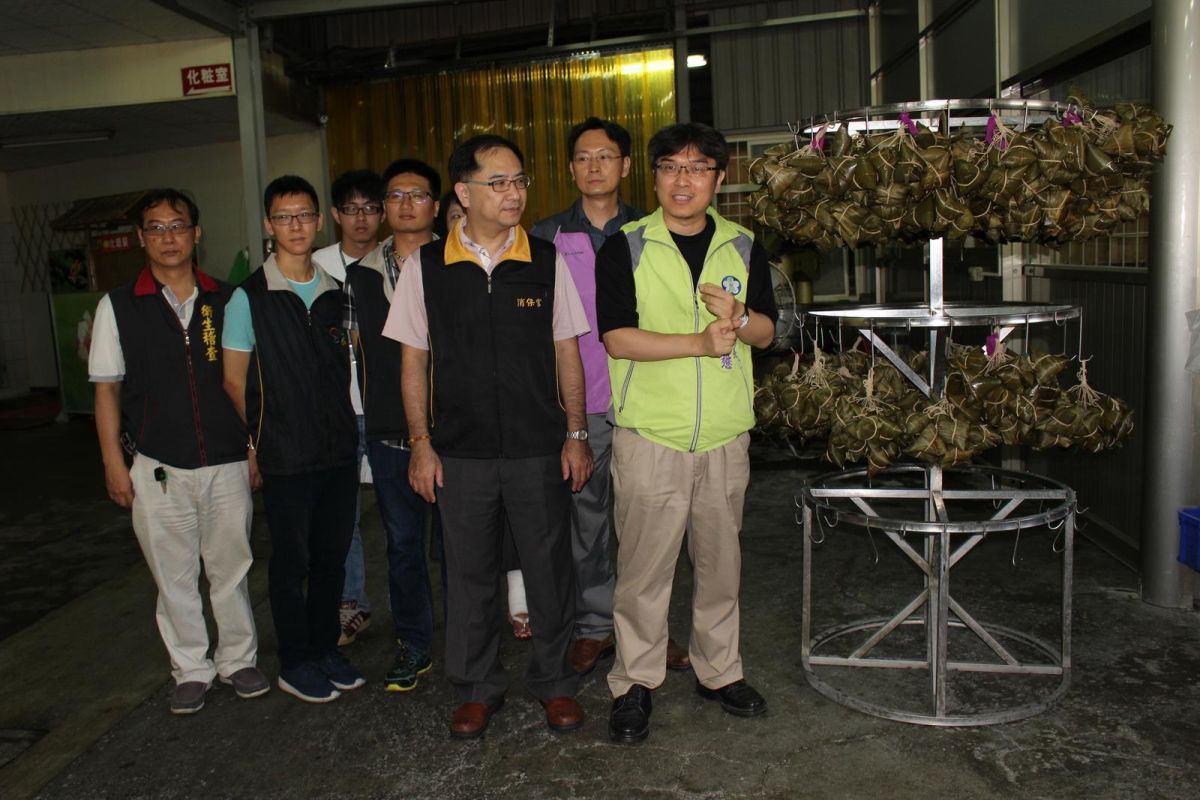 ▲張耀懋局長與消保官等稽查員人員至嘉義市知名粽子製造工廠聯合稽查。（圖／嘉義市衛生局提供）