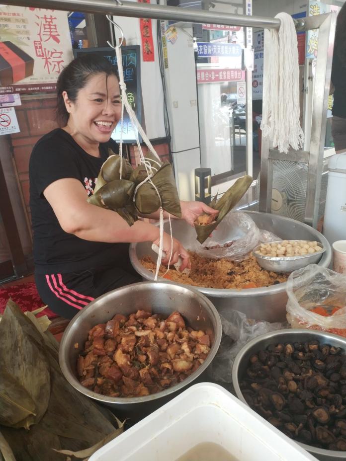 ▲台中雙漁堂餐廳女老闆包粽是快手，一顆粽子不用一分鐘搞定， 是名副其實的包粽達人（圖／金武鳳攝 , 2018.6.7\\)