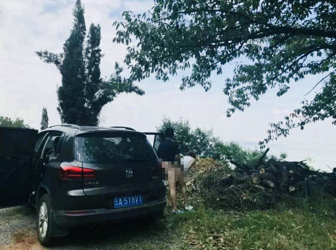 ▲一對男女在野外直接開戰，事發地點疑似在大陸昆明。（圖／翻攝自「拯救地球」推特）