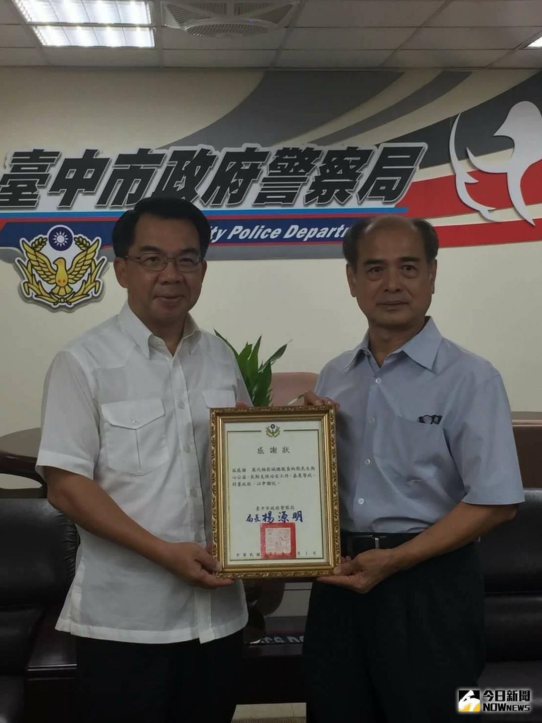 ▲台中市萬代福戲院總裁黃炳熙拜防警察局長楊源明，並於警察節期間招待同仁觀賞電影以示慰勞（圖／記者鄧力軍翻攝 , 2018.06.08\\)