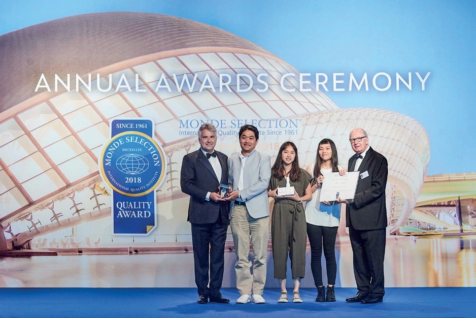 ▲東京風采張大力院長（左二），榮獲國際品質評鑑大賞，讓世界看見台灣。（圖／公關照片）