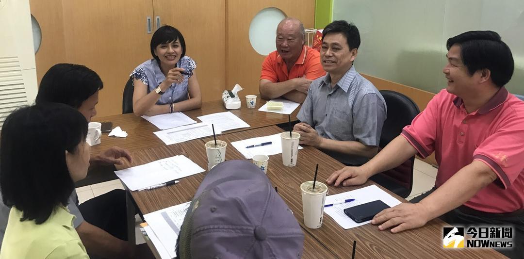 ▲台灣自來水公司第7區管理處處長王明孝(右2)與立法委員邱議瑩(右4)等人共同研商美濃區南隆地區自來水延管規劃事宜。(圖／記者黃守作攝，2018.06.08)