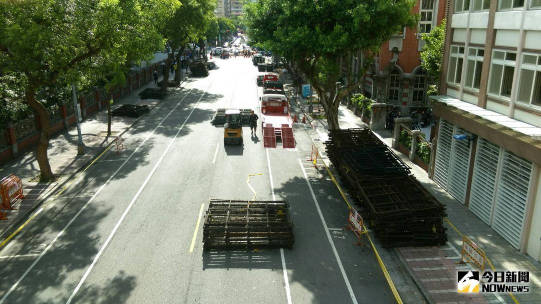 ▲立院周邊青島東路已經封路，工作人員將拒馬送至立院周邊。（圖／記者戴祺修攝，2018.06.08）