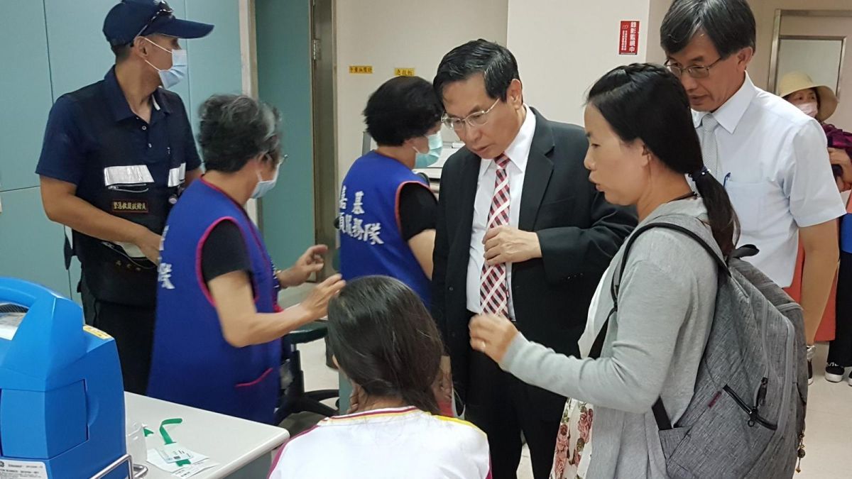 ▲嘉義市大同國小校外教學受傷學生回嘉義就診，市長涂醒哲前往探視。（圖／嘉義市政府提供, 2018.07.08）