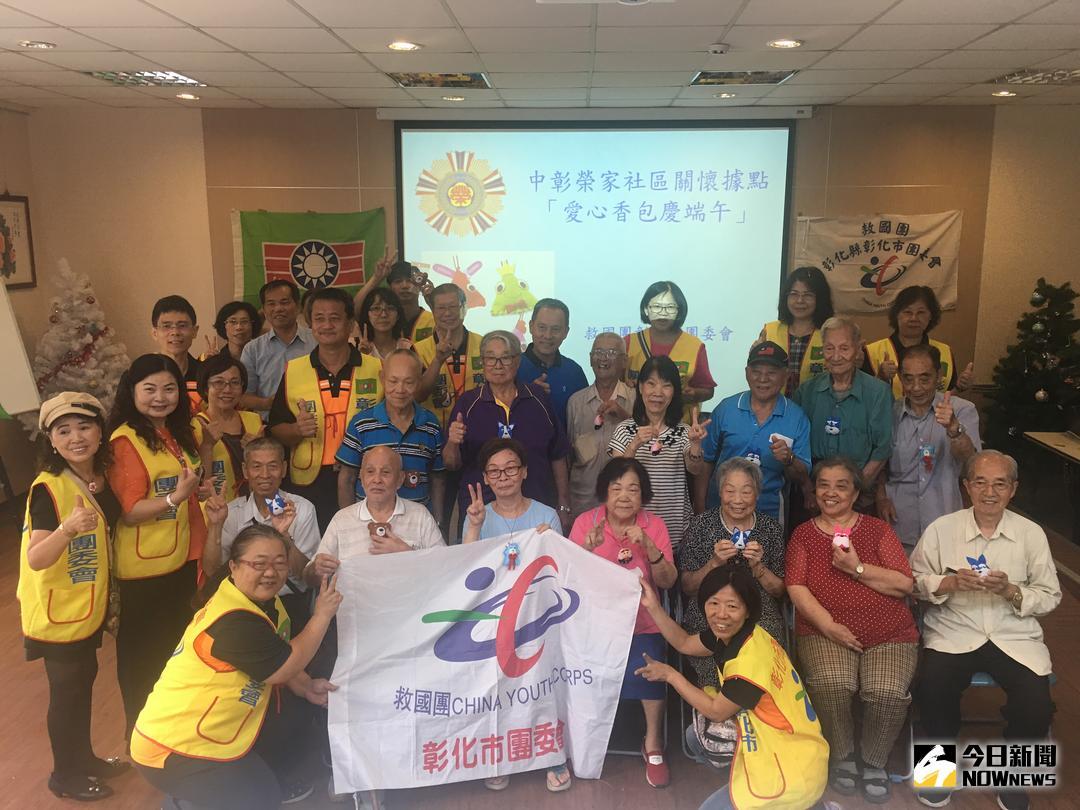 ▲救國團彰化市團委會至中彰榮家辦理「愛心香包慶端午」製作香包的活動，榮家長輩聚精會神的製作香包。（圖／記者陳雅芳攝，2018.06.08）