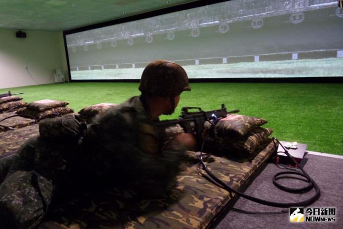 ▲金門列嶼后麟營區步槍模擬射擊館模擬射擊體驗。（圖／記者呂烱昌攝 ）