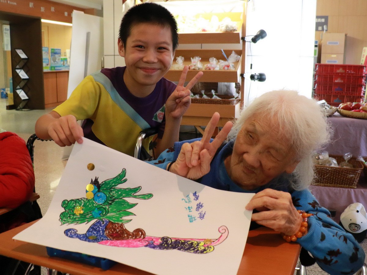 ▲老少共同完成龍舟畫彩繪後，都相當高興。（圖／台中慈濟醫院提供2018.6.8）