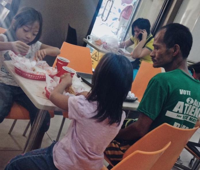 ▲菲律賓一名 38 歲男子萊恩（Ryan Arebuabo）帶著 2 名年幼女兒來到速食店用餐，但他只點了 2 份炸雞套餐給女兒享用，而他自己什麼都沒吃，只是溫柔的向女兒們說道：「爸爸不餓，妳們吃就好...」（圖／翻攝自 Tribunnews , 2018.6.9）