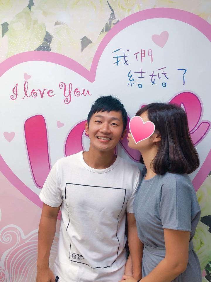 ▲蔡昌憲（左）與空姐女友開心登記結婚。（圖／翻攝自蔡昌憲臉書 , 2018.6.9）