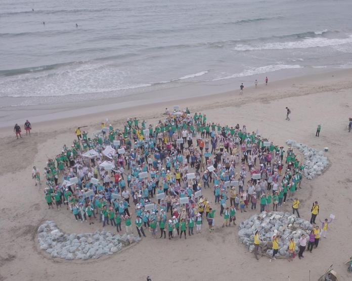▲參與淨灘民眾利用沙灘廢棄物排列成海龜圖案，呼籲大家一起用行動愛護海洋。（圖／新北市環保局提供）