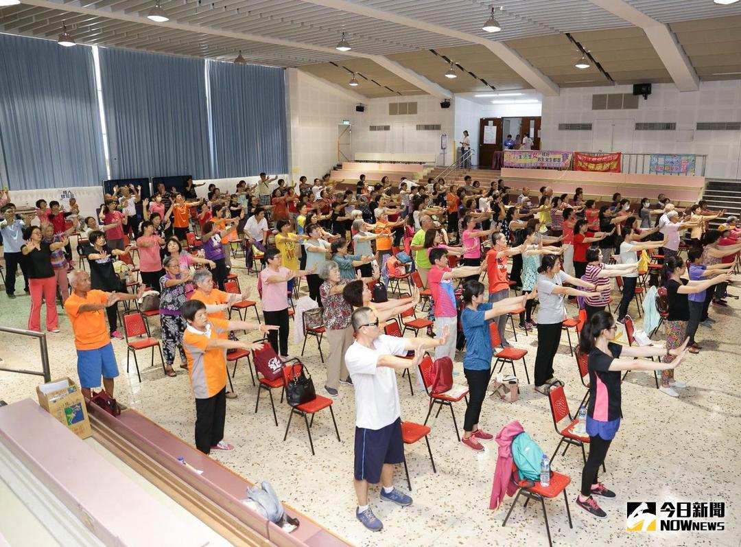 ▲簡單幾招運動可以改善腰酸背痛。（圖／衛生局國健科長林秀猜提供）