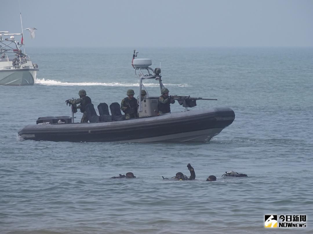 ▲金門特攻操演，海龍蛙兵（前）潛游至岸際再滲入目標區。（圖／記者呂炯昌攝 ）