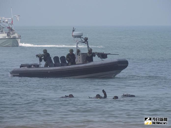 ▲金門特攻操演，海龍蛙兵（前）潛游至岸際再滲入目標區。（圖／記者呂炯昌攝 ）