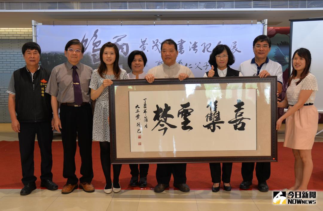 ▲秘書長黃玉霜、處長林孟儀、黃義仁大師、鄉長廖秋蓉、董事長林勝雄等貴賓及藝文界人士，緬懷一代書法大師風華，由黃秘書長代表接下黃茂己大師之墨寶。（圖／記者蘇榮泉攝，2018.06.09）