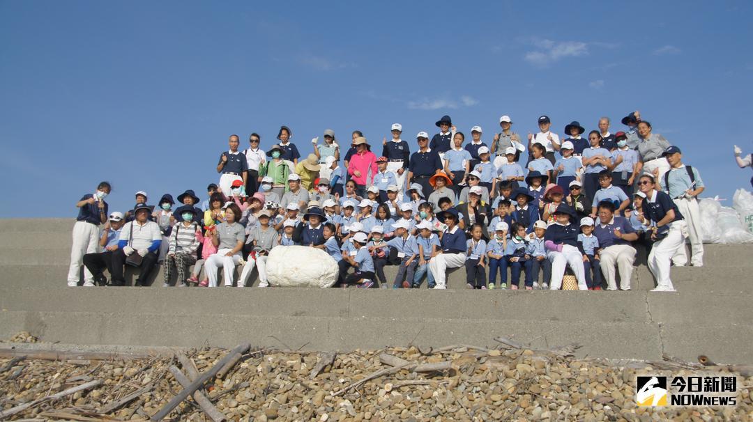 ▲慈濟彰化快樂兒童精進班小朋友頂著風，烈日下彎著腰，撿起沙灘上的垃圾。（圖／記者陳雅芳攝，2018.06.09）