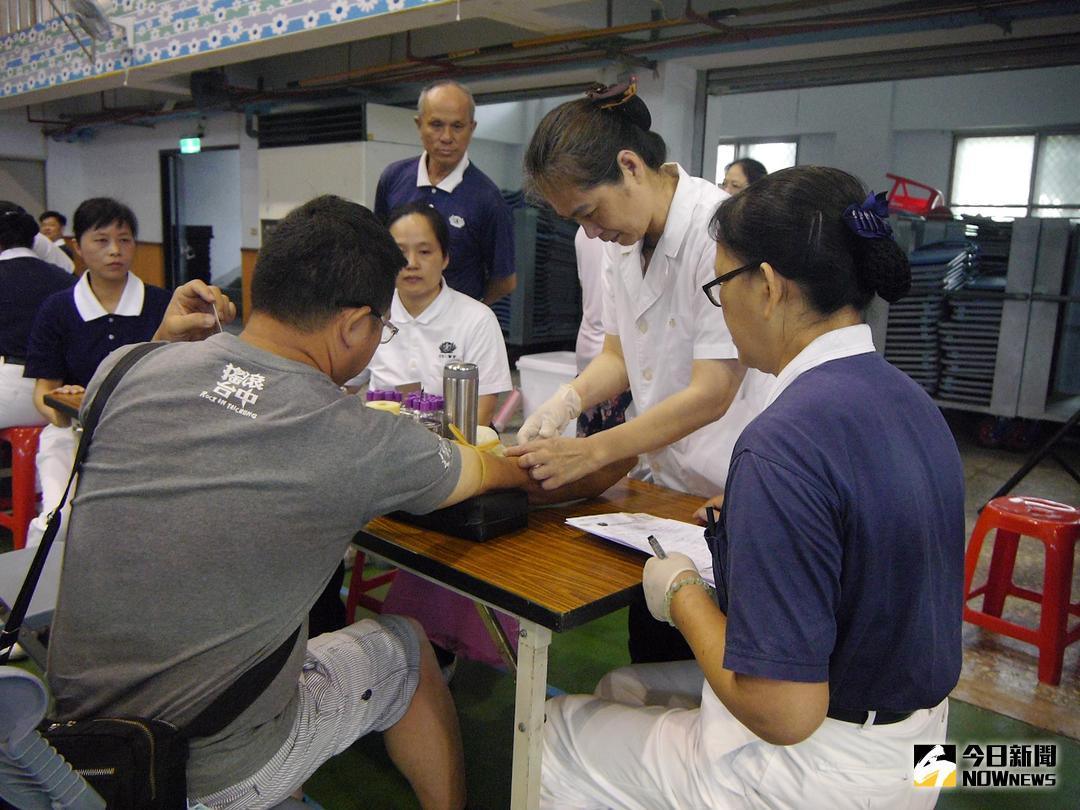 ▲慈濟基金會在彰化和東國小舉辦「造血幹細胞捐贈驗血活動」，慈濟志工穿上宣導背心走入人群，以誠以情宣導骨髓捐贈的正確觀念，以及它的重要性。（圖／記者陳雅芳攝，2018.06.10）