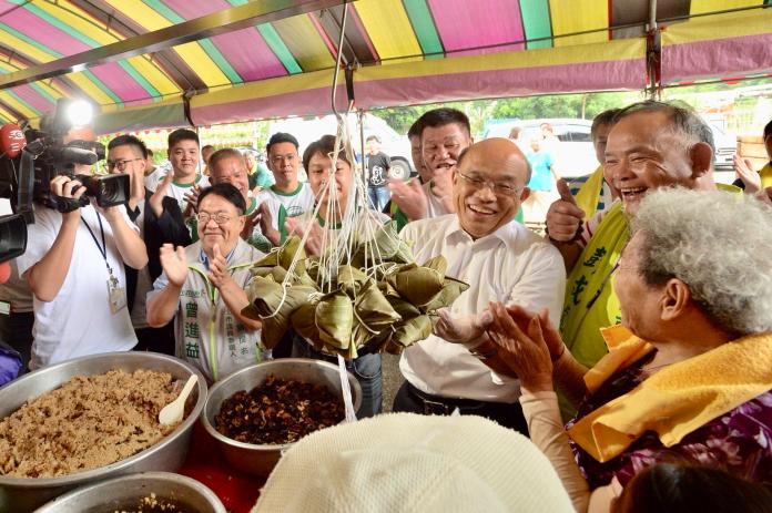 蘇貞昌包粽送愛心　民眾高喊「包中」
