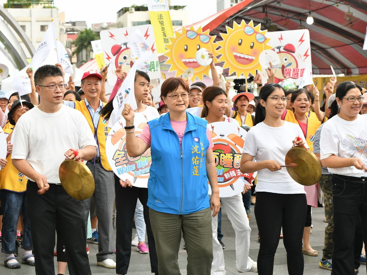 ▲市議員沈佑蓮與民眾一遶行草悟道，以鬧鐘或各種可以發出聲響的器具，要請政府清醒，用心翻轉年青人的未來。（圖／法稅改革聯盟提供2018.6.10）