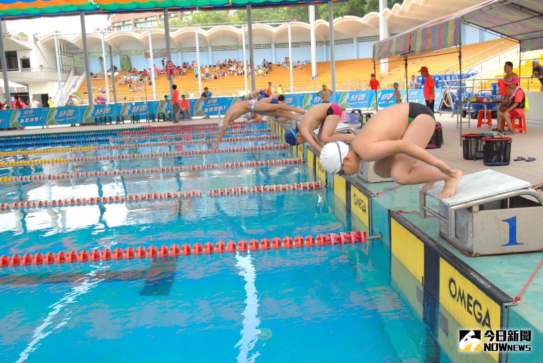 ▲彰化市107年市長盃分齡游泳賽在健興游泳池舉行開幕典禮，市長邱建富為游泳賽鳴槍，展開激烈賽事。（圖／記者陳雅芳攝，2018.06.10）