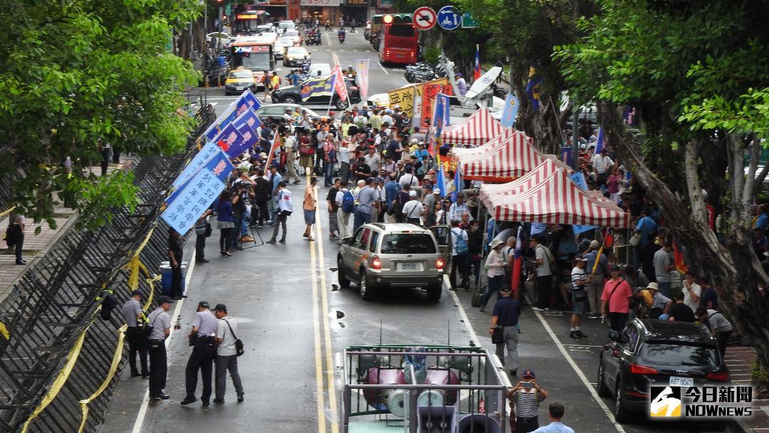 ▲年金改革法案審查時，立法院周邊聚集抗議人士。（圖／NOWnews資料照）