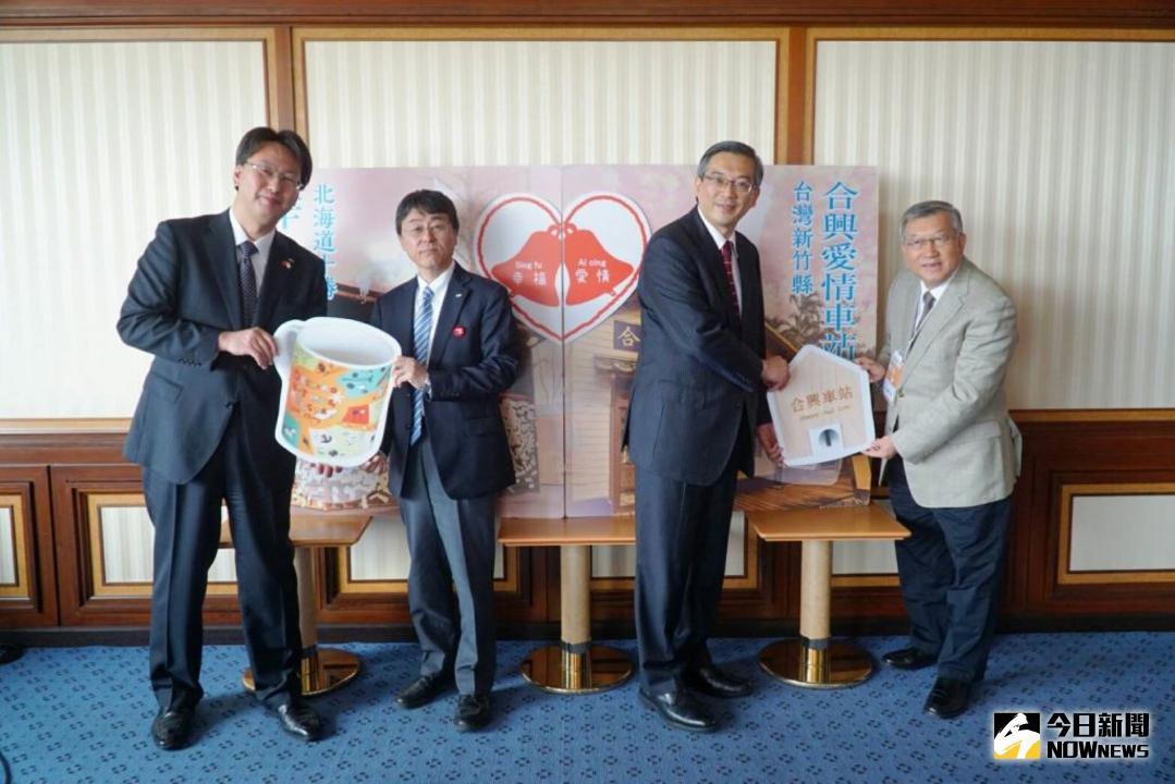 ▲當新竹縣「愛情站」遇上日本「幸福站」，遊客集兩車站戳章可兌換紀念贈品。（圖／新竹縣政府提供 ）