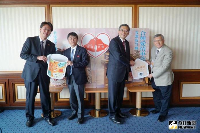 ▲當新竹縣「愛情站」遇上日本「幸福站」，遊客集兩車站戳章可兌換紀念贈品。（圖／新竹縣政府提供 ）