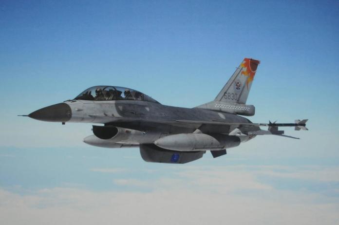 ▲空軍第12戰術偵查機隊的RF-16B偵照機，利用機腹偵照莢艙進行光學和紅外線影像攝影偵照敵情。（圖／空軍司令部提供）