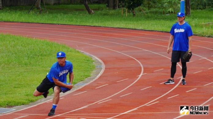 ▲王建民（後）親身指導彭世杰。（圖／吳政紘攝）