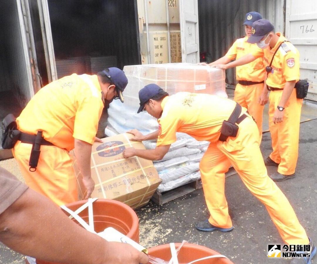 ▲海洋委員會海巡署南部分署第5岸巡隊會同財政部關務署高雄關、高雄港務警察總隊、警政署保安警察第3總隊第2大隊及偵防分署高雄查緝隊，進行高雄港高雄金門航線船隻貨物的安全檢查工作。(圖／記者黃守作攝，2018.06.11)