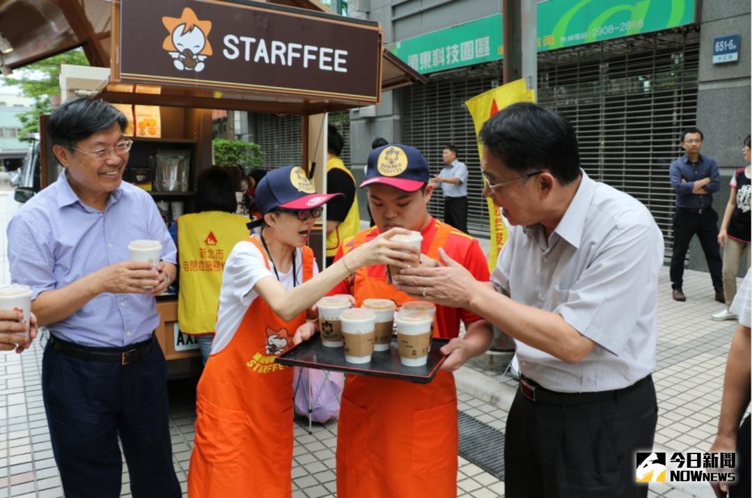 ▲「星兒慢啡天使行動咖啡餐車」上路開賣，新莊區長李政勳（右）特地到場為星兒鼓勵並品嘗咖啡，（左）為凌特公司總經理王輔民。（圖／記者蔡琇惠攝，2018.06.11）