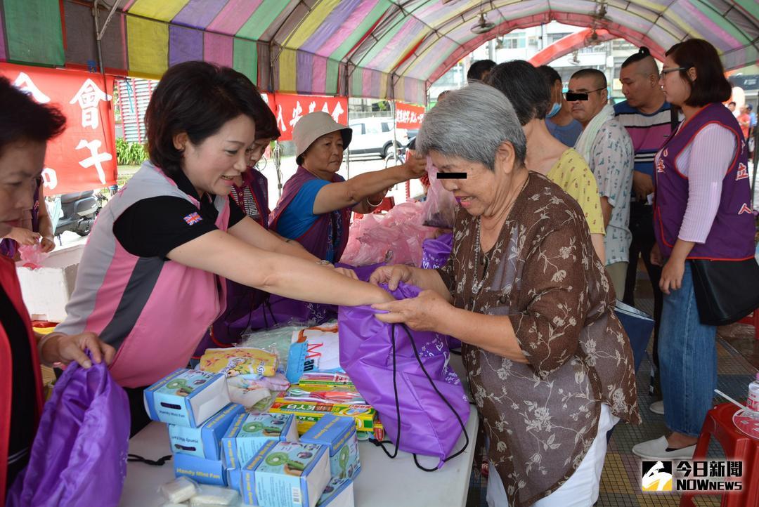 ▲蕭淑麗議長協助發放健康包等禮品。（圖／記者郭政隆攝影2018.6.11）