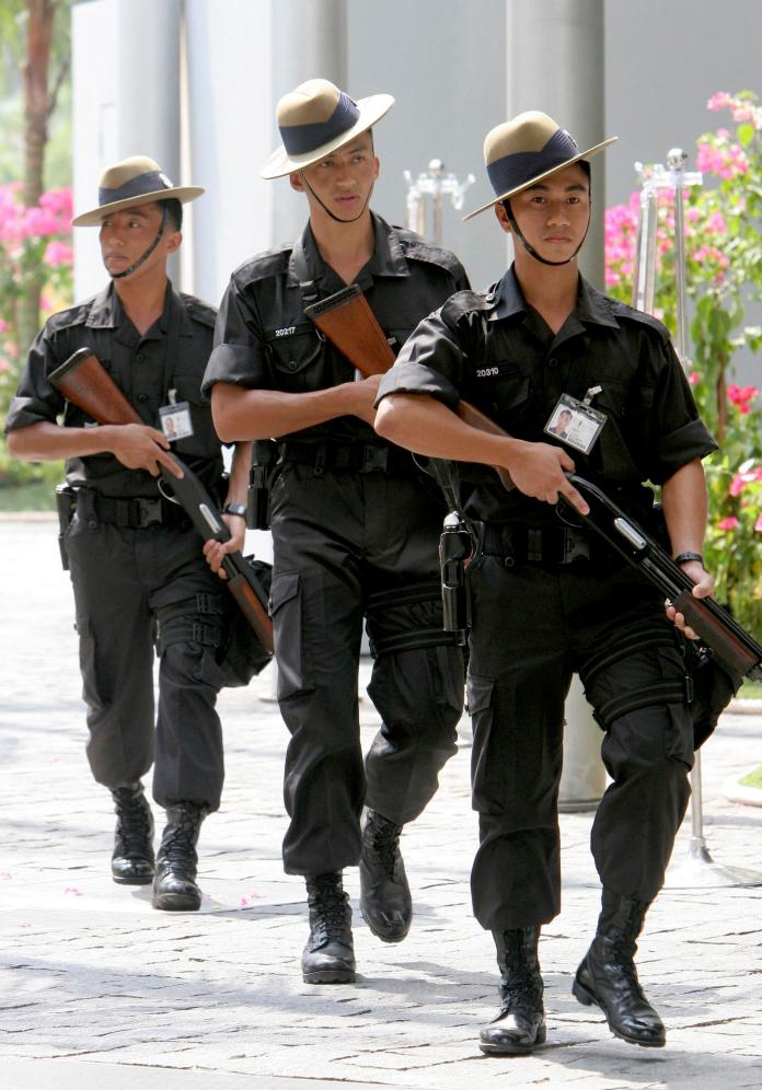 ▲新加坡舉辦川金會，廓爾喀警察手持散彈槍巡邏。（圖／達志影像 ／美聯社\\)