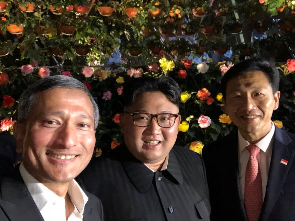 ▲金正恩昨（ 11 ）日晚間到新加坡市區夜遊，不忘和維文、王乙康合影留念。（圖／翻攝自 Vivian Balakrishnan 臉書）