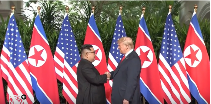 ▲北韓領導人金正恩與美國總統川普在會議前相互握手，展現友好。（圖／翻攝自YouTube）