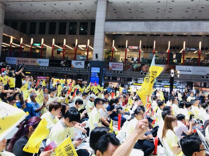 ▲超過百名旅宿業者聚集台北車站，要求政府拿出魄力打擊非法日租套房。（圖／觀光局）
