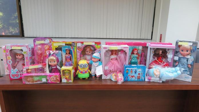 ▲經濟部標檢局今（12）日公布市售20件塑膠娃娃玩具檢測結果，發現塑化劑含量有3件不符合規定，中文標示也有2件不符合規定。（圖／標檢局提供）