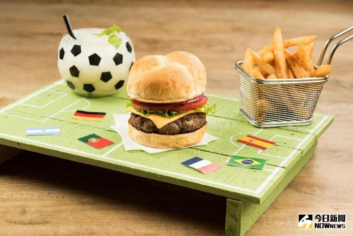 ▲2018年世界盃足球賽進入開幕倒數，飯店業者也摩拳擦掌搶商機推出足球漢堡套餐。（圖／amba意舍提供）