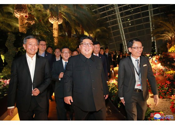 ▲北韓領導人金正恩11日在大批隨扈與新加坡政府官員陪同下，夜遊新加坡。（圖／勞動新聞 , 2018.6.12\\)