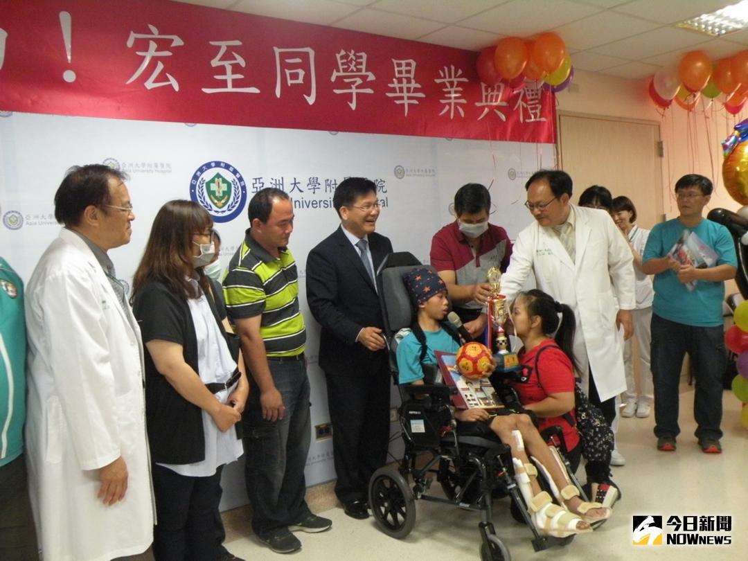 ▲市長林佳龍頒畢業證書給王宏至（圖／林重鎣攝 , 2018.6.12\\)