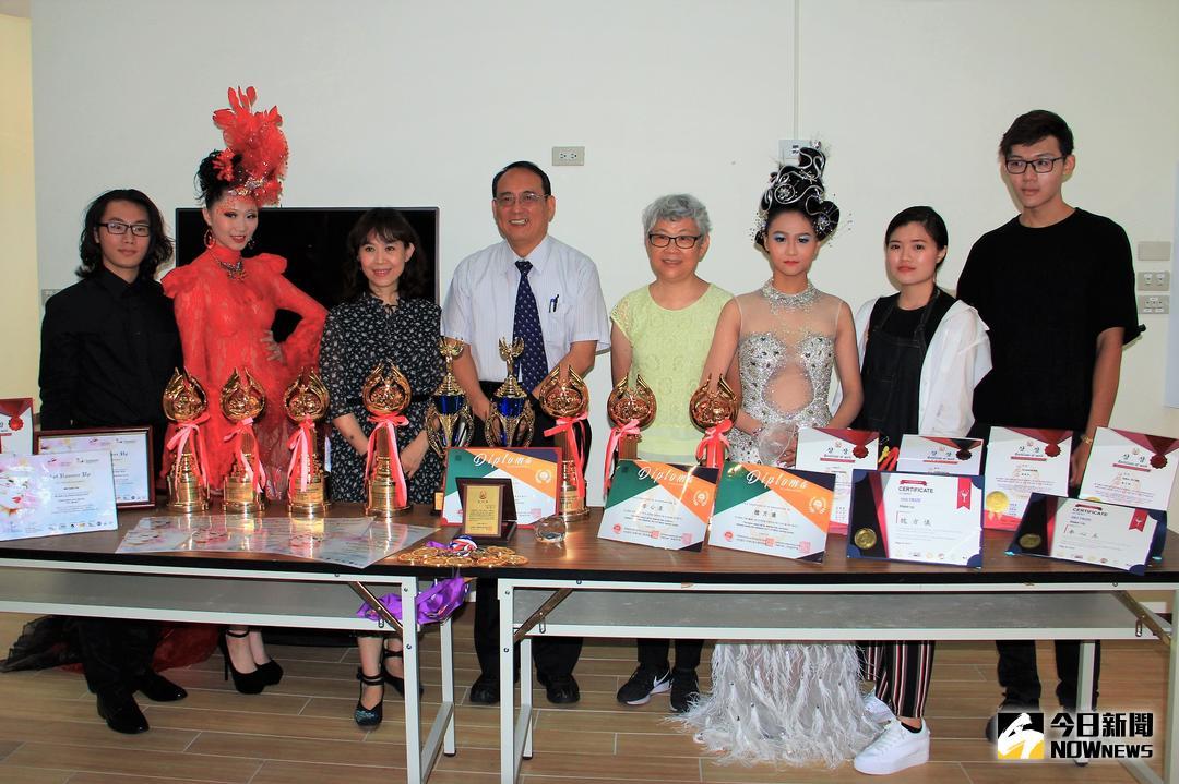 ▲戴昌賢校長\\(中\\),時尚系徐秀如主任\\(右四\\),謝清秀副教授\\(左三\\)與李心主、魏方儀、劉威廷同學展示得獎成效。（圖／記者陳宗傑攝,2018.06.12）