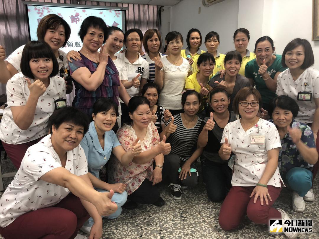 ▲歡喜做視若猷親為患者照顧服務，宏仁醫院照顧服務員節表揚。（圖／宏仁醫院提供，2018.06.12）