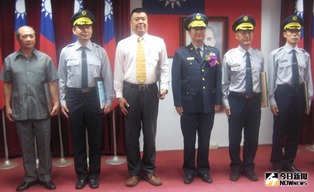 ▲高雄港務警察總隊舉行慶祝警察節活動，會中由總隊長邱文亮(右3)頒獎表揚績優警察，以資鼓勵。(圖／記者黃守作攝，2018.06.12)