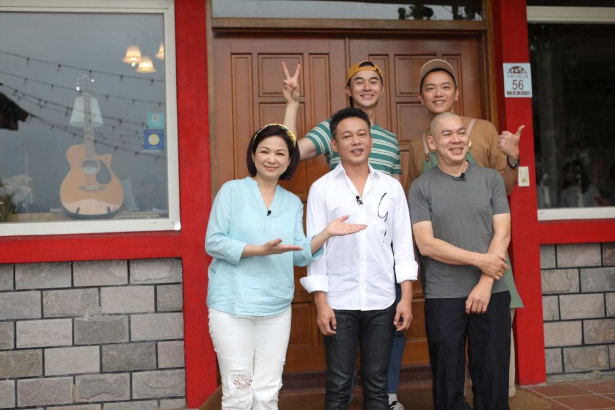 ▲楊貴媚（前排左一）、張軒睿（後排左一）、索艾克（後排左二）擔任主持人，邀請李康生（前排中）、蔡明亮導演（前排右）擔任嘉賓。（圖／公視提供，2018.06.12）