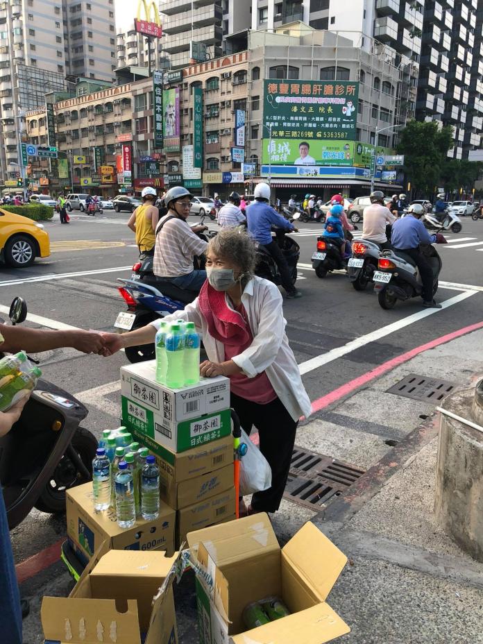 「白飯配醬瓜就滿足」　夫兒車禍　白髮嬤路邊賣飲料養家
