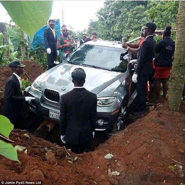 ▲奈及利亞一名男子為了兌現對父親的承諾，砸下 6.6 萬英鎊買了台 BMW 轎車做為棺木，和父親一同下葬。（圖／翻攝自《每日郵報》 , 2018.06.12）
