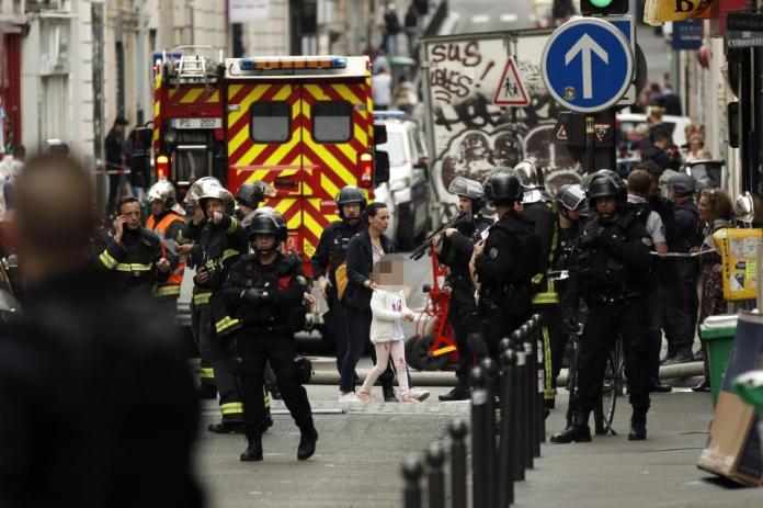 ▲當地時間 12 日下午 4 時，法國巴黎的市中心驚傳有歹徒持炸彈挾持人質事件。（圖／翻攝自歐新社 , 2018.6.13）