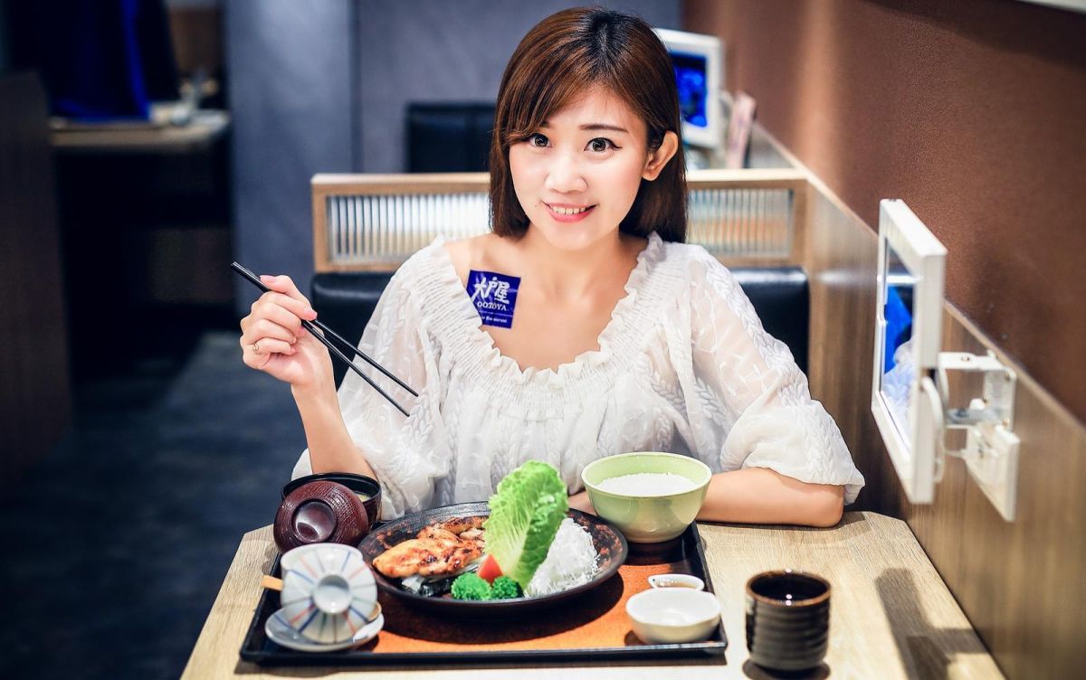 ▲業者以定食「一汁三菜」的日文諧音，將每月 13 號定為「定食日」，加 13 元即可將白飯升級，提醒大家記得要好好吃飯。（圖／大戶屋）